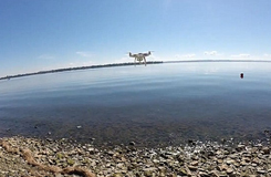 城會(huì)玩！加拿大男子成功用無人機(jī)釣到魚