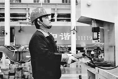 蘭州：寒夜黃河邊，他一把拉出落水大學生