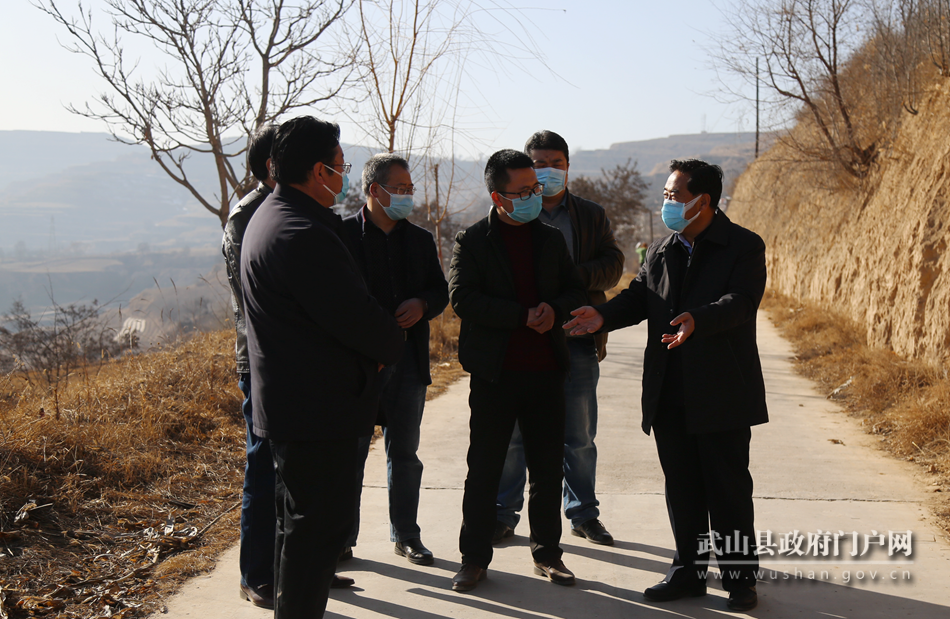 索鴻賓在鴛鴦、樺林鎮(zhèn)檢查指導(dǎo)疫情防控和脫貧攻堅(jiān)等工作