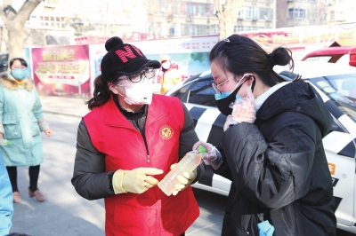 用點(diǎn)滴善舉筑就強(qiáng)大正能量 蘭州市各級道德模范、蘭州好人齊心援助抗擊疫情一線