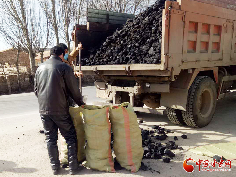 【甘肅全民戰(zhàn)“疫”】雪中送炭！會(huì)寧一企業(yè)為基層防控點(diǎn)捐贈(zèng)10噸愛(ài)心煤（圖）