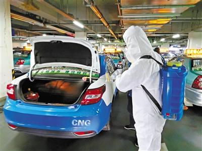 免費接送一線抗“疫”人員 蘭州奔馬雷鋒車隊，你們真棒！