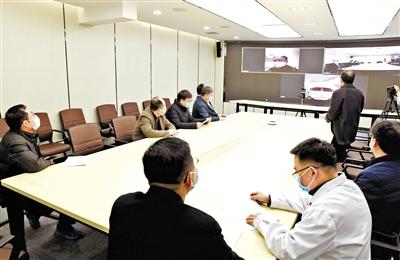 蘭大校長嚴純?nèi)A等視頻連線蘭大一院、二院支援湖北醫(yī)療隊員