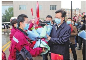 慶陽(yáng)市第二、三批支援湖北醫(yī)療隊(duì)12名隊(duì)員凱旋