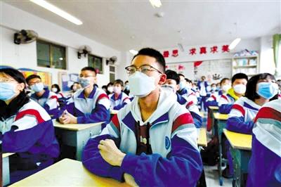 甘肅省初三和高一、高二年級學(xué)生昨日開學(xué) 青春校園又聞瑯瑯讀書聲