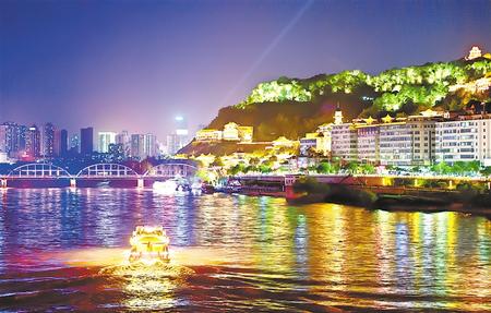 游客乘坐游船觀賞黃河蘭州段沿線(xiàn)兩岸的燈光夜景