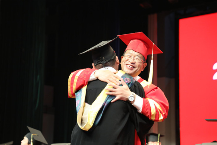 17分鐘14次掌聲！隴東學(xué)院院長辛剛國這樣深情寄語畢業(yè)生