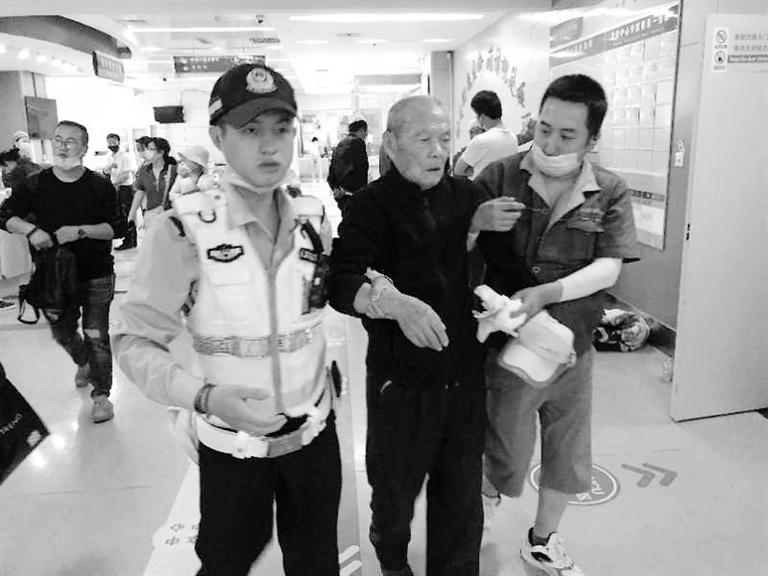 蘭州街頭最美的一次逆行！耄耋老人摔倒街頭 交警的哥合力救助3分鐘