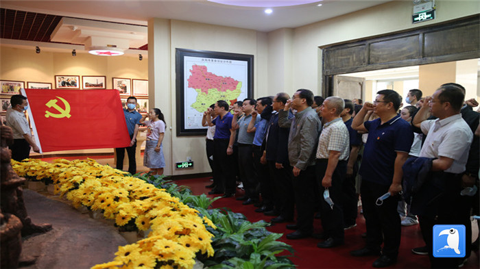 6月30日上午，慶陽市紀委監(jiān)委機關(guān)黨委組織全體黨員干部赴市博物館開展“迎七一·紀念建黨99周年”主題黨日活動。拍攝：葛歡_副本.jpg