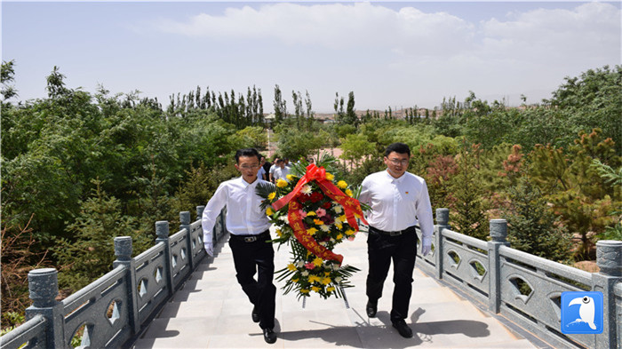 七一”前夕，白銀市紀委監(jiān)委機關(guān)黨委組織黨員來到紅軍西路軍景泰烈士陵園開展主題黨日活動。 朱鵬拍攝_副本.jpg