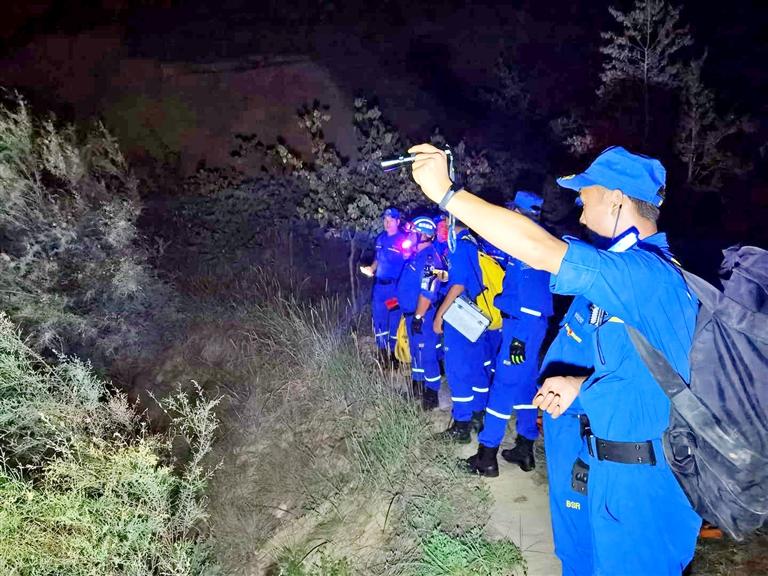 七旬老人失足墜崖 甘肅藍(lán)天救援隊5小時成功營救