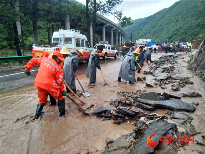 甘肅定西強降雨 三條公路水毀嚴(yán)重 