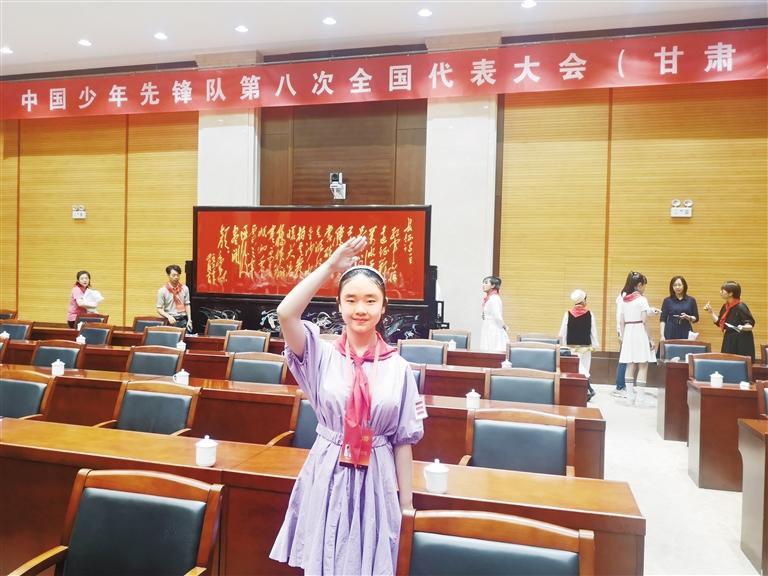 代表蘭州少先隊員參加全國少代會——這個小姑娘，攢勁！
