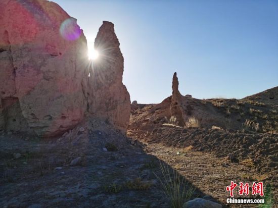 山丹境內(nèi)的長城是由壕塹和山險為主的漢長城和黃土墻體為主的明長城兩部分組成。 翟繼宗 攝