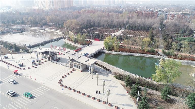 　初冬時(shí)節(jié)，臨夏市東郊公園里,楓樹、松柏、云杉等樹木色彩斑斕