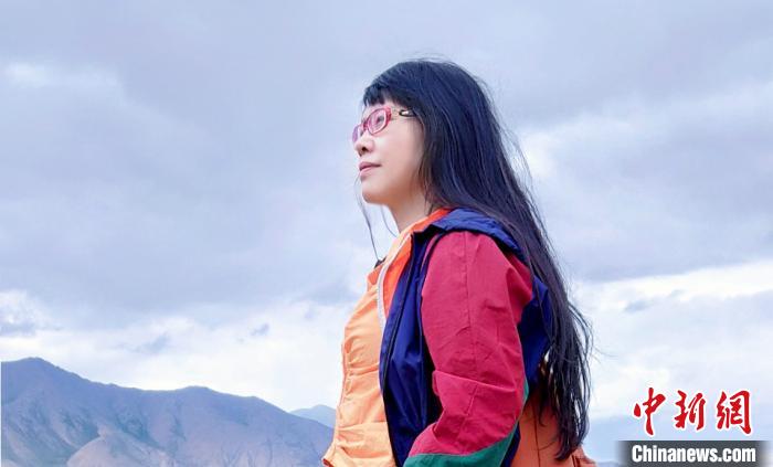 圖為胡美英在祁連山采風(fēng)。受訪人供圖