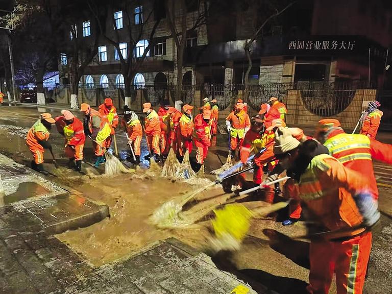 蘭州西固區(qū)水管爆裂供水部門(mén)連夜搶修