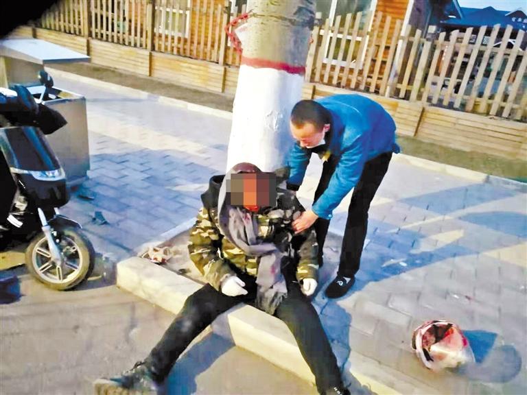 蘭州：騎摩托車男子清晨撞傷 熱心“的哥”全力救助！