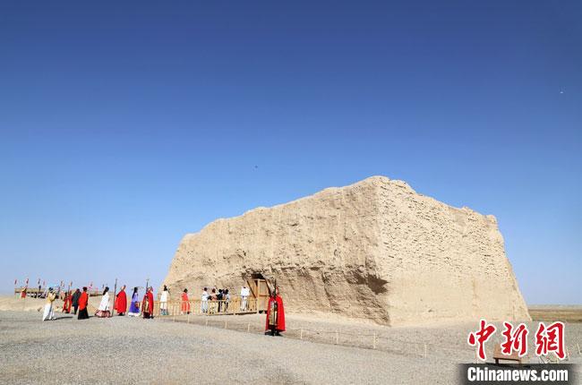 數(shù)十位身著古裝的女性通過體驗賞漢舞、習(xí)漢禮、吟誦詩詞等中華傳統(tǒng)文化，再現(xiàn)古絲綢之路的繁華盛景。　王菁 攝