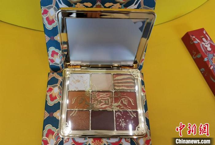 圖為取材壁畫色彩的敦煌美妝。　丁思 攝