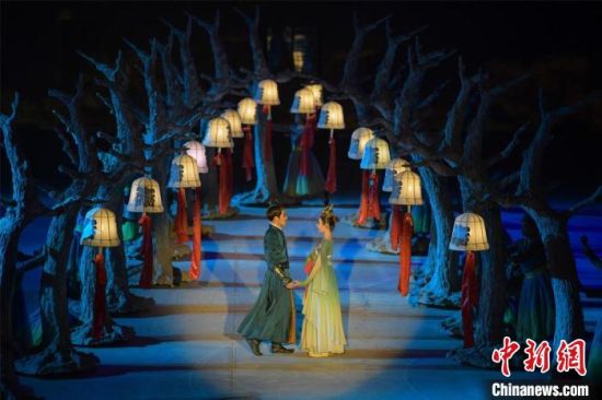 圖為全新升級(jí)《敦煌盛典》，新增戰(zhàn)馬、燈籠矩陣，以及最新聲、光、電硬件設(shè)施?！⊥醣筱y 攝