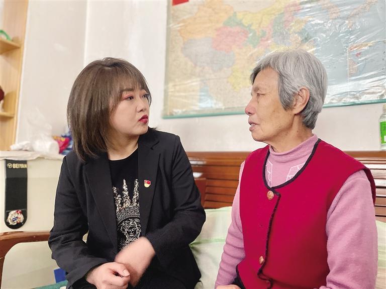 敦煌路街道任家莊街東社區(qū)黨委書(shū)記、居委會(huì)主任譚莉：我們必須成為老百姓?qǐng)?jiān)強(qiáng)的后盾