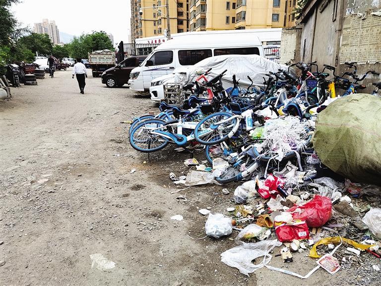 百米土路臟亂差，誰來管？經(jīng)記者協(xié)調(diào)，社區(qū)組織志愿者進(jìn)行了清理