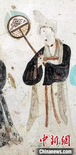 “一把小扇在手，笑對仲夏酷暑?！眻D為莫高窟第468窟《執(zhí)團扇女供養(yǎng)人》(中唐)?！《鼗脱芯吭汗﹫D