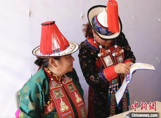 圖為用活態(tài)傳習的模式促進裕固族非物質(zhì)文化遺產(chǎn)的保護傳承?！∈缝o靜 攝