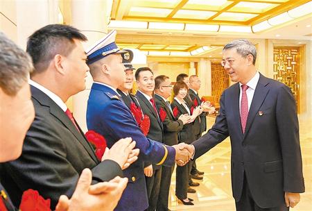 尹弘同甘肅省全國“兩優(yōu)一先”表彰對象和全國優(yōu)秀縣委書記座談時強調(diào) 牢記殷切囑托 創(chuàng)造嶄新業(yè)績 當好榜樣標桿努力為全面建設社會主義現(xiàn)代化作出更大貢獻