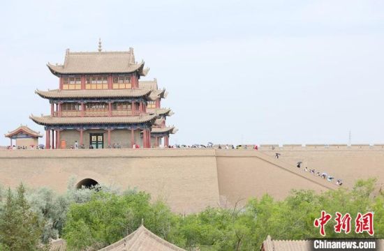 歷經(jīng)數(shù)十載保護(hù)修繕的古老關(guān)城得以延年益壽，成為了海內(nèi)外游客“絲路游”的必經(jīng)打卡地?！「哒?攝