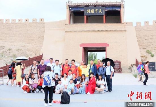 歷經(jīng)數(shù)十載保護(hù)修繕的古老關(guān)城得以延年益壽，成為了海內(nèi)外游客“絲路游”的必經(jīng)打卡地?！「哒?攝