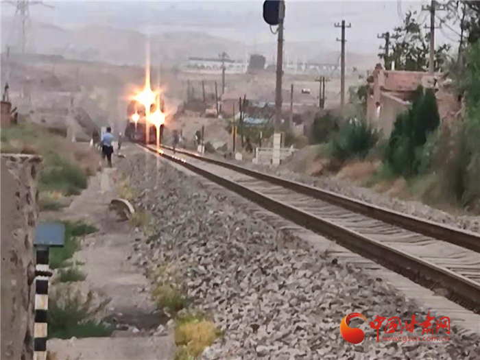 驚險(xiǎn)！火車來臨小男孩鐵路上玩耍 蘭鐵民警飛奔將其救下