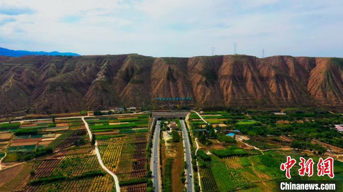 甘肅榆中造養(yǎng)結合十數(shù)年荒山改綠 野生動物?！奥睹妗?>
        </a><em>甘肅榆中造養(yǎng)結合十數(shù)年荒山改綠 野生動物常“露面”</em></li>
    <li><a  target=