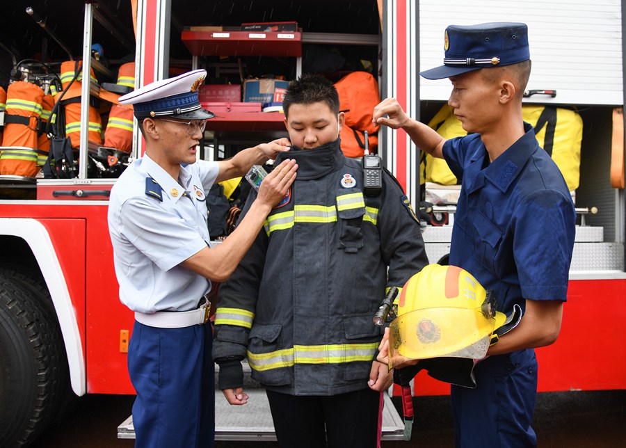 甘肅嘉峪關(guān)：“藍(lán)朋友”進校園 上好消防安全“開學(xué)第一課”