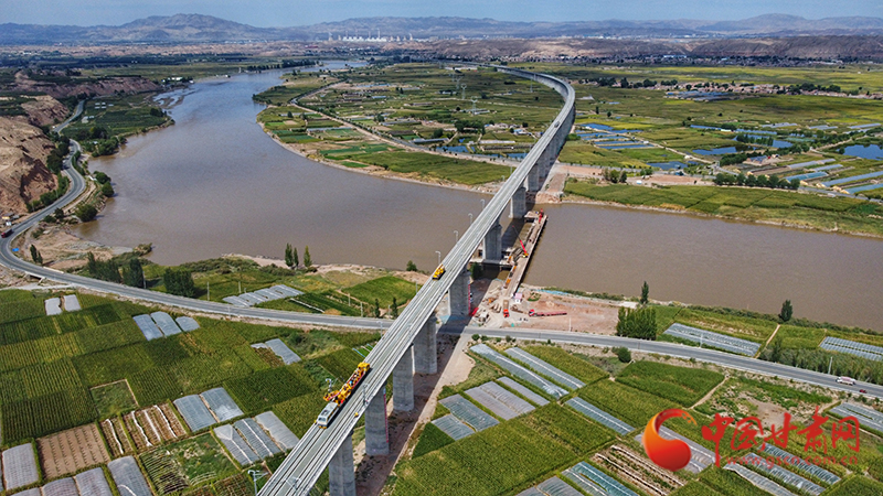 【隴拍客】直擊現(xiàn)場！看中蘭鐵路首條接觸網(wǎng)導(dǎo)線如何架設(shè)