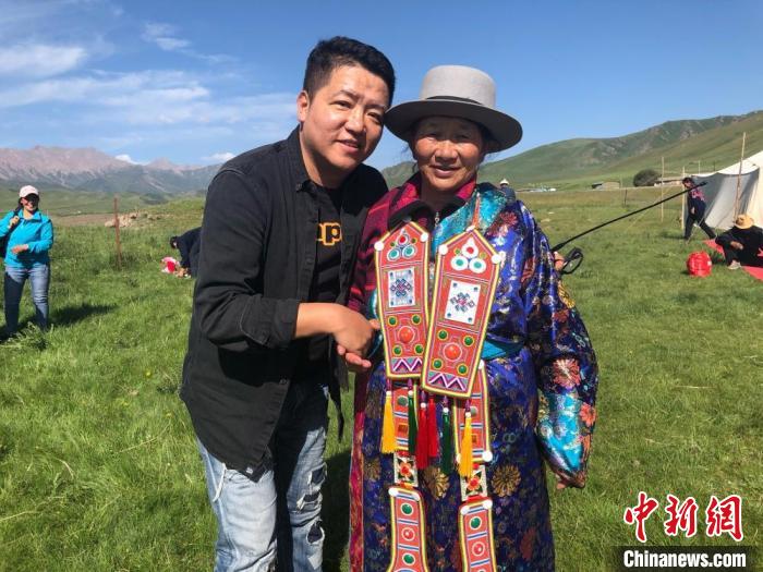 圖為拍攝紀(jì)錄片《西茂的婚禮》期間，張輝剛(左)與裕固族老人合影留念。(資料圖) 張輝剛供圖