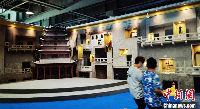 該展覽還借助科技手段，復原“藏經(jīng)洞”場景，將莫高窟“搬進”展廳?！《∷?攝