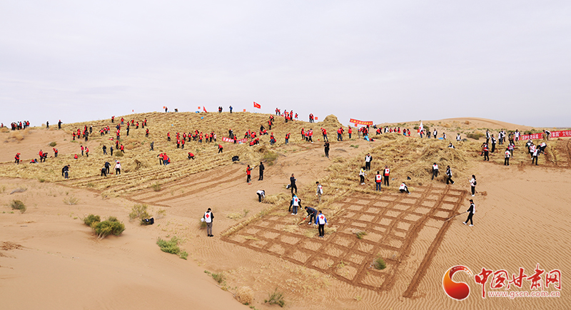 甘肅省委宣傳部、省文明辦、省志愿服務(wù)聯(lián)合會在古浪縣舉行壓沙主題文明實踐志愿服務(wù)活動