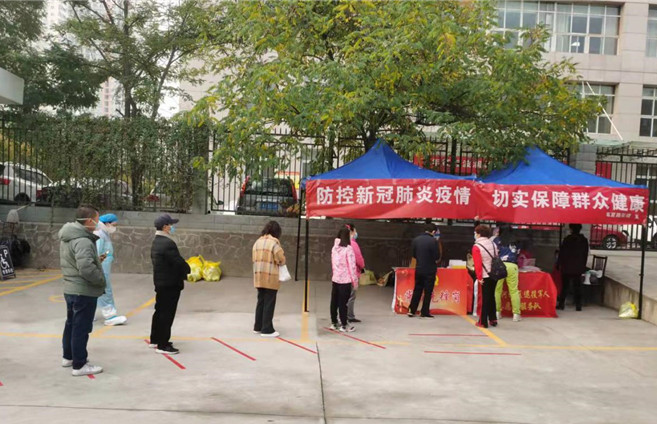 城關(guān)區(qū)紀(jì)委監(jiān)委各監(jiān)督檢查組督促各街道核酸檢測(cè)點(diǎn)落實(shí)“一米線”制度。.jpg