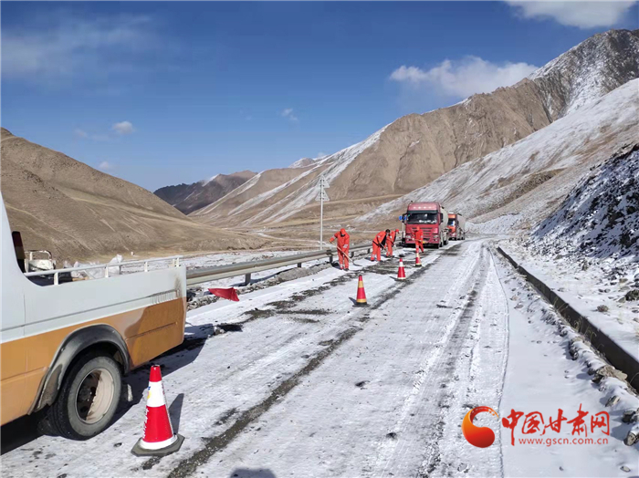 風雪天路有溫暖 嘉峪關公路事業(yè)發(fā)展中心緊急救援高寒山區(qū)被困車輛