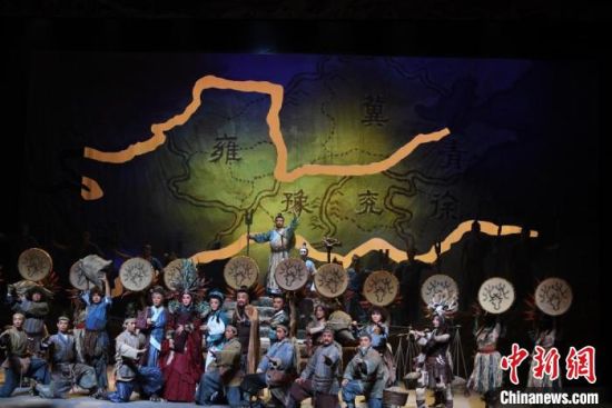 作為隴劇“梅花”，雷通霞在《大禹治水》中甘當(dāng)“綠葉”，該劇推出后，反響十分熱烈。(資料圖) 楊艷敏 攝