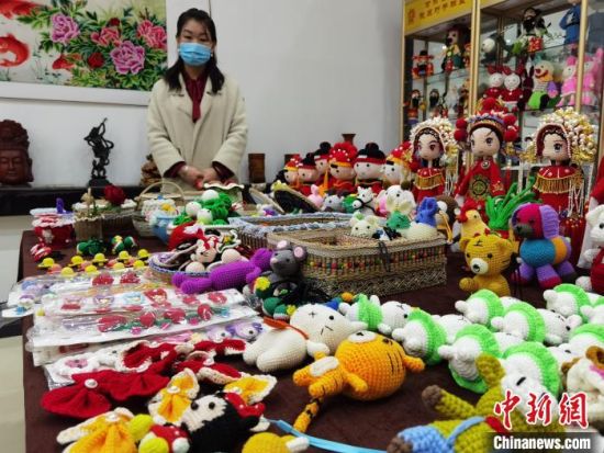 圖為隴原巧手展示手工藝品。(資料圖) 徐雪 攝