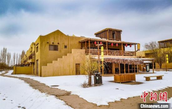 雪落敦煌月牙泉小鎮(zhèn)?！⊥醣筱y 攝