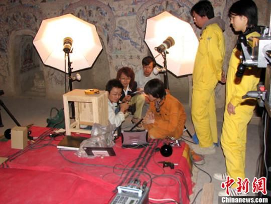 敦煌研究院與日本東京文化財研究所合作進(jìn)行第285窟多光譜無損調(diào)查工作現(xiàn)場。中新社發(fā) 婁婕 供圖