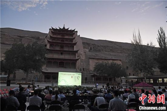 2018年8月，在敦煌莫高窟標(biāo)志性建筑“九層樓”前，《回顧平山郁夫先生的貢獻(xiàn)》座談會舉行。來自中日兩國的專家、學(xué)者共同懷念這位情系敦煌數(shù)十載的繪畫巨匠、中日友好的文化使者、世界文化遺產(chǎn)的守護(hù)者。中新社記者 楊艷敏 攝