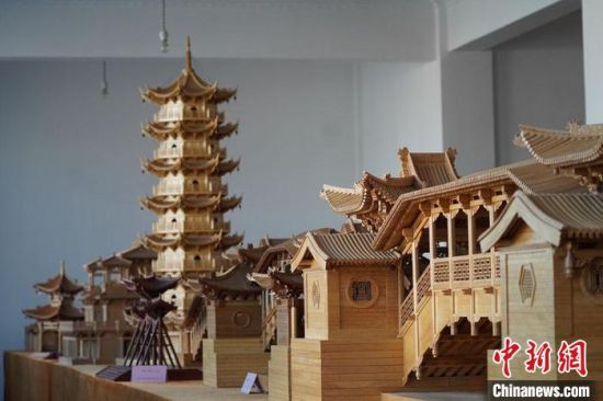 圖為古建筑模型制作技藝傳習所展廳內的微縮古建筑作品?！【琶赖┰?　攝