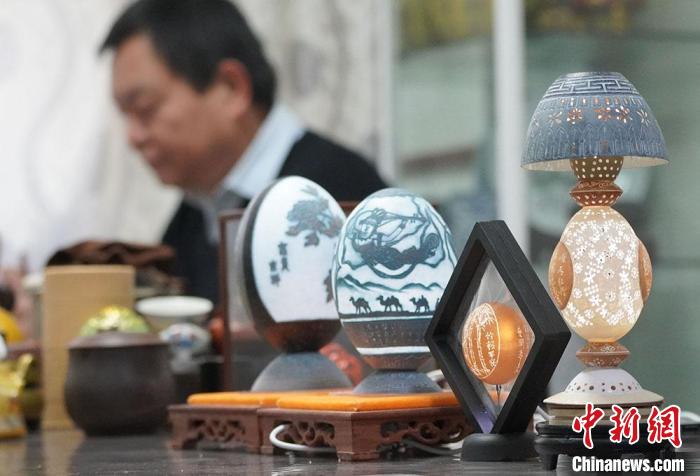 圖為吳義澤完成的蛋雕作品?！【琶赖ぴ?攝