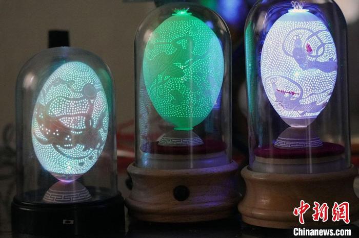 圖為以敦煌飛天為元素的蛋雕作品?！【琶赖ぴ?攝