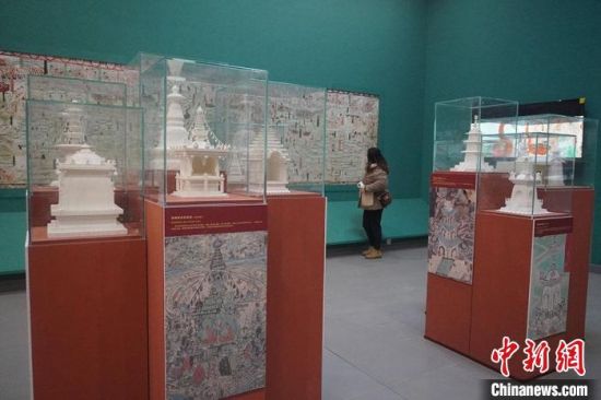 圖為觀眾欣賞數(shù)字復制壁畫?！【琶赖┰?攝